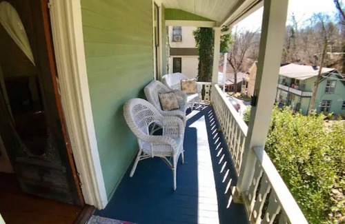 Eureka Springs Historic District House | Cricket Cottage Down Town Eureka Springs