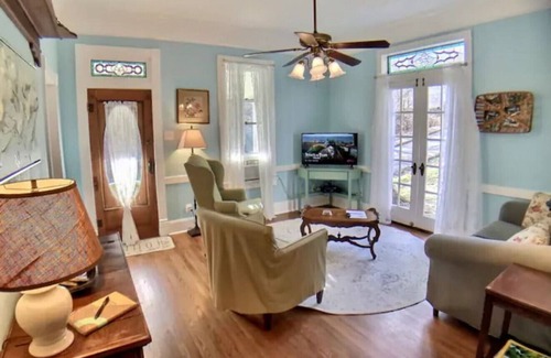 Eureka Springs Historic District House | Cricket Cottage Down Town Eureka Springs