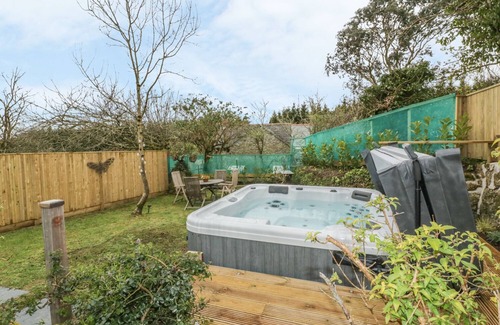 Stenalees Cottage | CRIFT FARM COTTAGE, pet friendly, with hot tub in Lanlivery, Cornwall