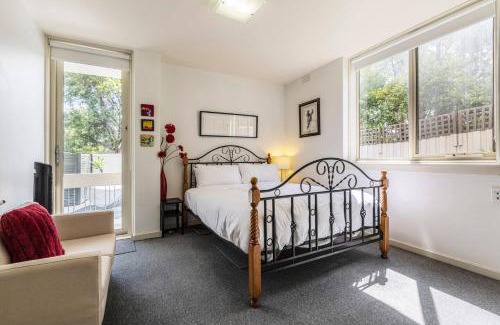 Hawthorn Apartment | Crimson Clover - Cosy Retreat near Swinburne Uni