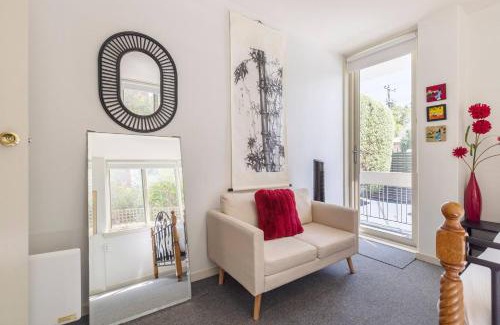 Hawthorn Apartment | Crimson Clover - Cosy Retreat near Swinburne Uni