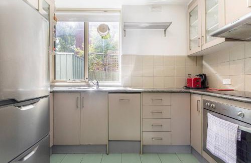 Hawthorn Apartment | Crimson Clover - Cosy Retreat near Swinburne Uni