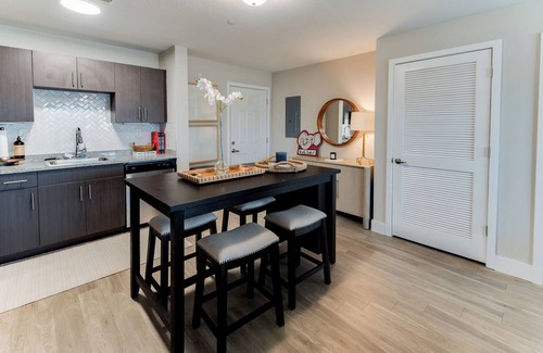 Tuscaloosa Condo | Crimson River Haven – Riverfront Retreat with Pool & Tons of Amenities!