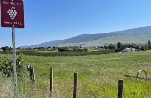 Winfield House | Crimson Sunrise is surrounded by wineries, orchards and lakes.