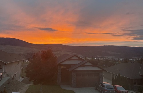 Winfield House | Crimson Sunrise is surrounded by wineries, orchards and lakes.
