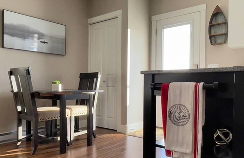 Winfield House | Crimson Sunrise is surrounded by wineries, orchards and lakes.