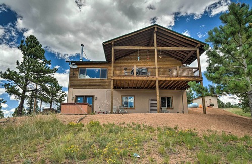 Cripple Creek Cottage | Cripple Creek Mountain Getaway w/Hot Tub & Views!