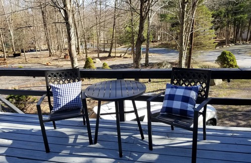 Lake Ariel House | Crisp Air, Cozy Vibes: Experience Fall Bliss in The Hideout-Perfect Fall Getaway