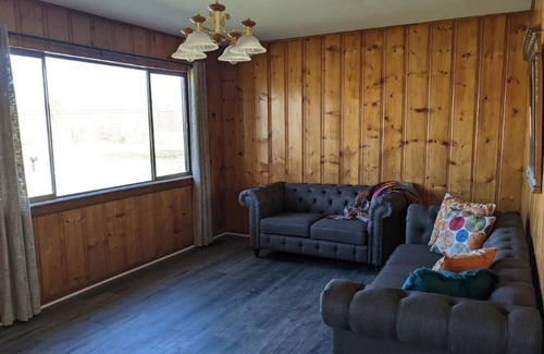 Laceys Spring House | Crisp and clean country home near the city!