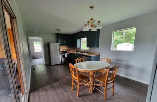 Laceys Spring House | Crisp and clean country home near the city!