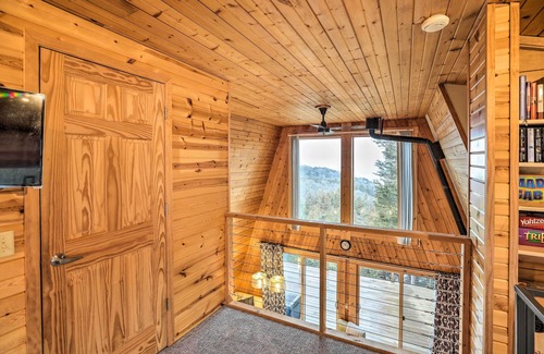 Crofton Cabin | Crofton Cabin w/Tropical Hut & Water Views!