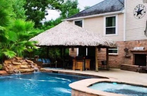 Crosby House | Crosby Backyard Oasis with Weekday Specials!