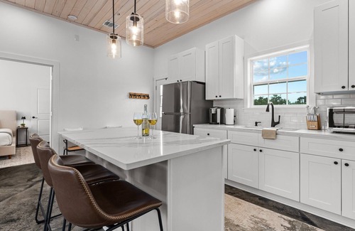 Fredericksburg Cottage | Cross Mountain Cottages 7 | Ensuite Baths & Porch