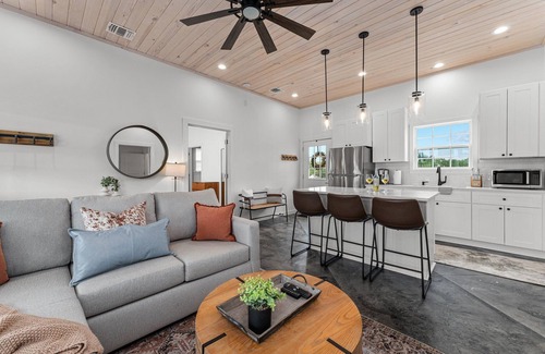 Fredericksburg Cottage | Cross Mountain Cottages 7 | Ensuite Baths & Porch