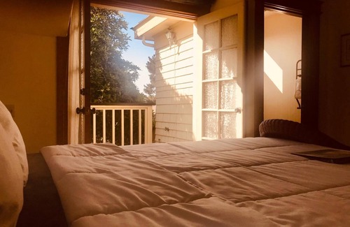 Pacific Grove Hotel | CROSS Ocean View from Balcony-RELAX-QUEEN BEDROOM