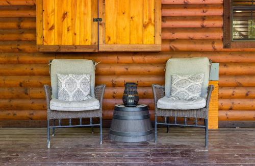 Pickens Villa | Cross Timbers Cabin on The Grove's 25-Acres