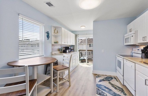 Emerald Waters Village Condo | Crosscreek 2BR-2BA condo-5 minute walk to the Gulf