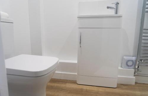 Eastington Apartment | Crossways - a modern two bedroom village apartment close to cheltenham