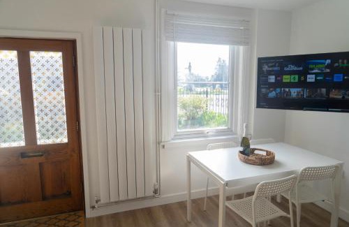 Eastington Apartment | Crossways - a modern two bedroom village apartment close to cheltenham