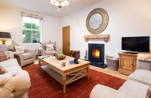 Keswick Cottage | CROW COTTAGE, romantic, with open fire in Keswick