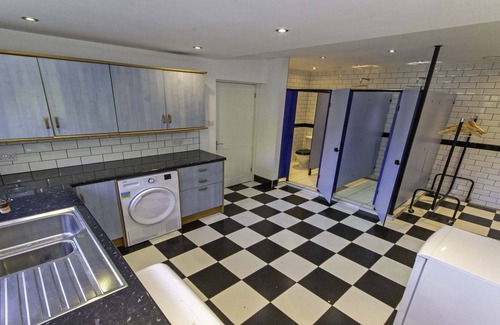 Georgeham Cottage | Crowborough Slps 14, Valley Views & Log Burner