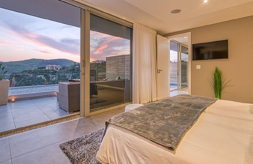 Knysna Hotel | Crown on the heads