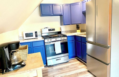 Crown Point Apartment | Crown Point 1 Bedroom Stylish Apartment close to the Square/Downtown