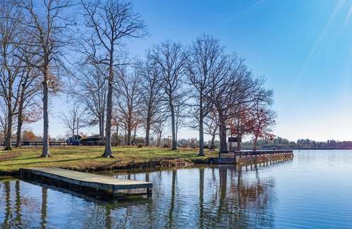 Lake Tansi Condo | Crown Resorts Lake Tansi East 2 Bedroom 1 Bath Condo w/ 1 Queen & 2 Twin Beds