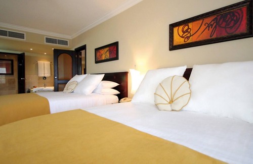 Los Maestros Resort | CROWN VILLAS