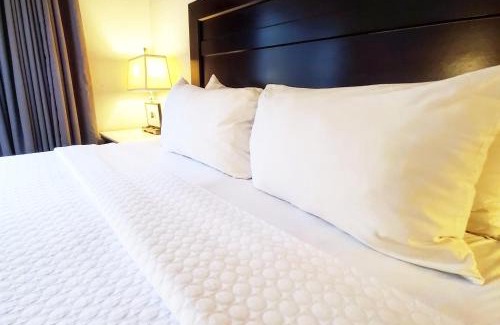 Oak Creek Hotel | Crowne Plaza Milwaukee Airport by IHG