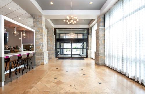 Oak Creek Hotel | Crowne Plaza Milwaukee Airport by IHG