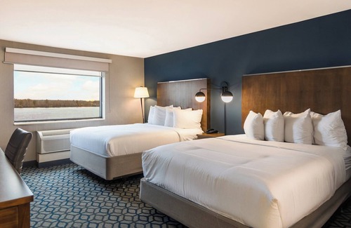 Niagara Falls Hotel | Crowne Plaza Niagara Falls NY Riverside by IHG