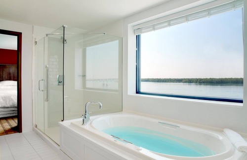 Niagara Falls Hotel | Crowne Plaza Niagara Falls NY Riverside by IHG