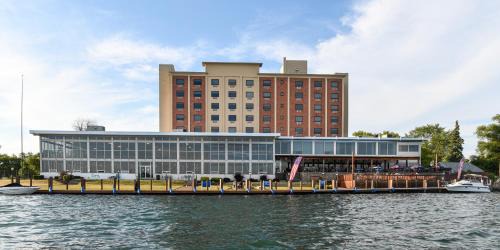Niagara Falls Hotel | Crowne Plaza Niagara Falls NY - Riverside by IHG