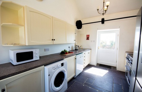 Bwlchtocyn Cottage | Crowrach - sleeps 7 guests in 3 bedrooms