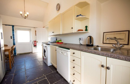 Bwlchtocyn Cottage | Crowrach - sleeps 7 guests in 3 bedrooms