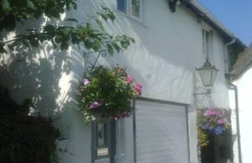 Croyde Cottage | Croyde cottage with direct access to beach path, close to pubs and shops.