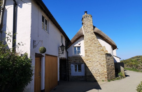 Croyde Cottage | Croyde cottage with direct access to beach path, close to pubs and shops.