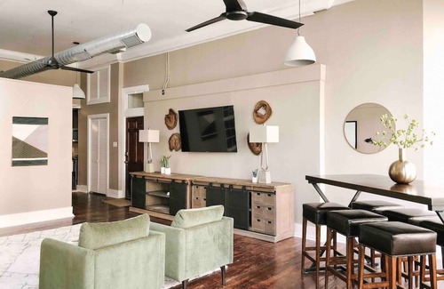 Old City Apartment | Cru Loft in the Heart of Downtown Knox