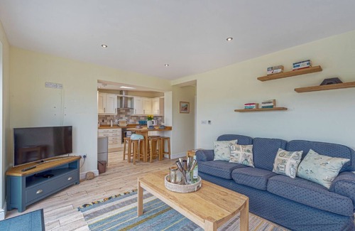 Rhosneigr Cottage | Cryd Y Nant - a bungalow that sleeps 6 guests in 3 bedrooms