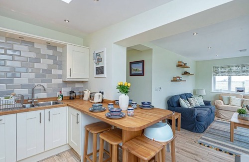 Rhosneigr Cottage | Cryd Y Nant - a bungalow that sleeps 6 guests in 3 bedrooms