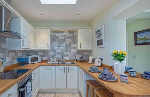 Rhosneigr Cottage | Cryd Y Nant - a bungalow that sleeps 6 guests in 3 bedrooms