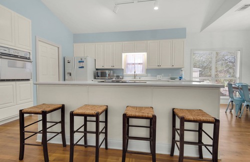 Crystal Beach House | 🏖️Crystal Beach Cottage-Private Beach Access-Dog Friendly🐾Beachwood Bliss