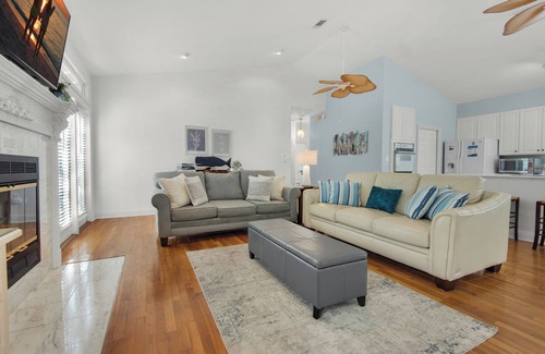 Crystal Beach House | 🏖️Crystal Beach Cottage-Private Beach Access-Dog Friendly🐾Beachwood Bliss