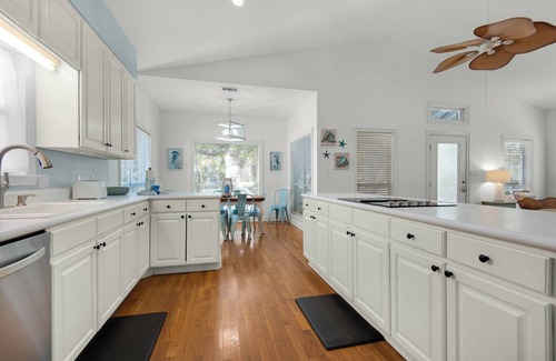 Crystal Beach House | 🏖️Crystal Beach Cottage-Private Beach Access-Dog Friendly🐾Beachwood Bliss