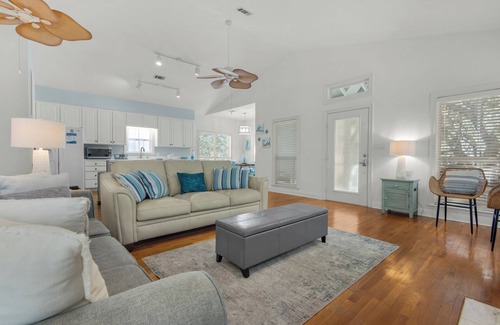 Crystal Beach House | 🏖️Crystal Beach Cottage-Private Beach Access-Dog Friendly🐾Beachwood Bliss