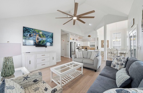 Crystal Shores House | Crystal Beach|Newly Remodeled|Free WiFi|Pool|Pet-Friendly|Walk to beach