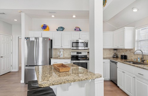 Crystal Shores House | Crystal Beach|Newly Remodeled|Free WiFi|Pool|Pet-Friendly|Walk to beach