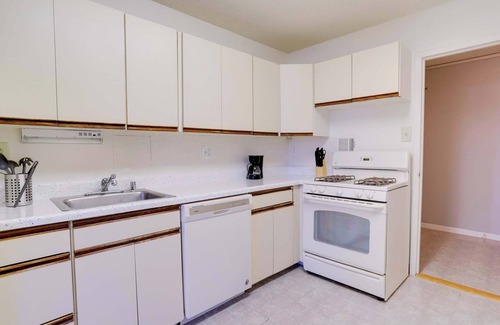 Crystal City Apartment | Crystal City Apt – Walk to Metro & D.C. Access