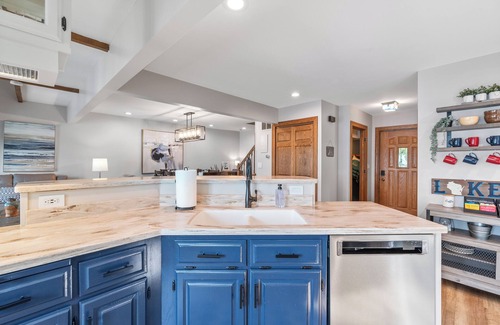 Plymouth House | Crystal Clear Lake, Hot Tub, Kayaks, SUP & Firepit